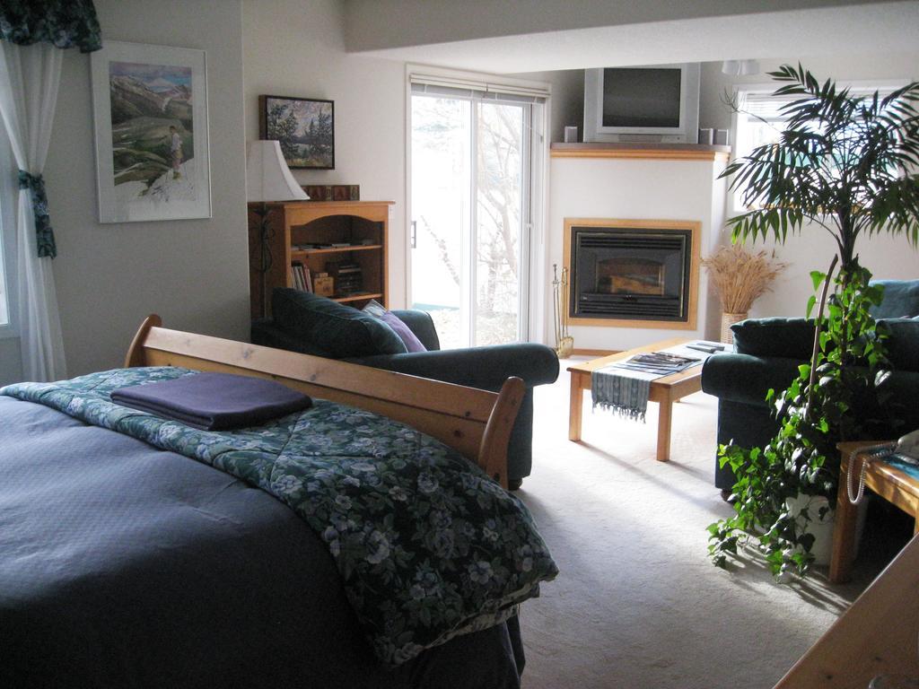 Avens Renaissance B&B Canmore Room photo